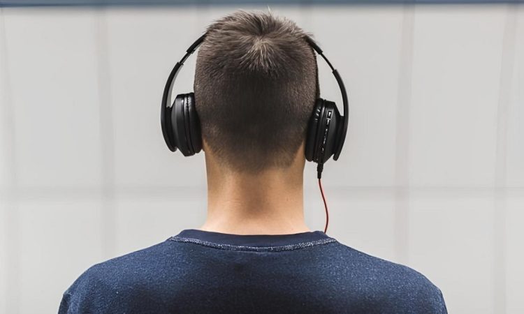 AI-powered Apple M2 headphones translating multiple people speaking in real time