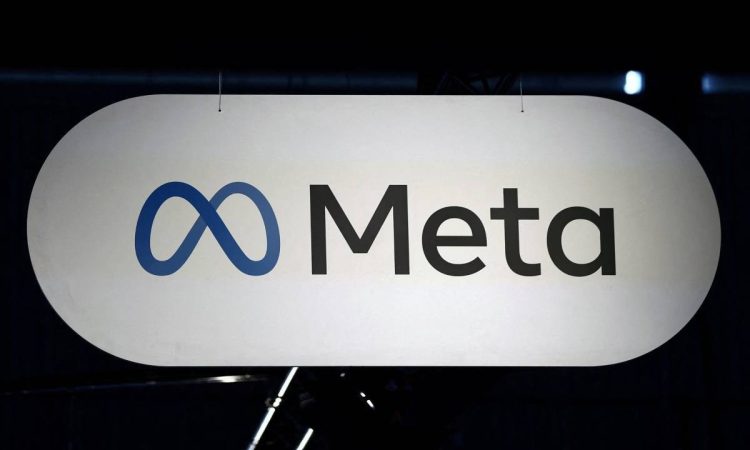 Illustration showing Facebook AI accessing unpublished user photos, highlighting privacy concerns