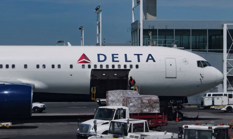Delta Air Lines aircraft with headline text about AI ticket pricing and U.S. lawmakers' concerns