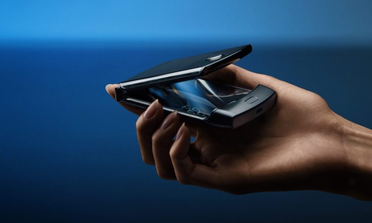 Motorola Razr 2025 foldable phone featuring AI-powered interface and smart cover display