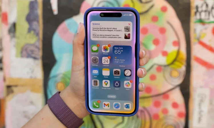 Apple iPhone 17 showcasing design and performance without AI-powered Siri